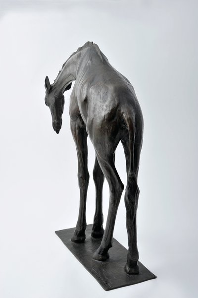 Stor giraff med sänkt huvud, modellerad 1909-10, gjuten före 1913 (brons) (se även 3084917-43) av Rembrandt Bugatti