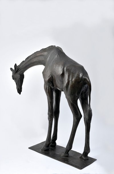 Stor giraff med sänkt huvud, modellerad 1909-10, gjuten före 1913 av Rembrandt Bugatti