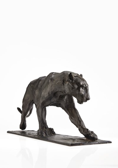 Panther walking, bakre ben höjt, ca 1904 (patinerad brons) av Rembrandt Bugatti