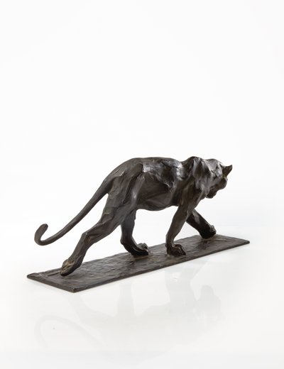 Panther walking, bakre ben höjt, ca 1904 (patinerad brons) av Rembrandt Bugatti
