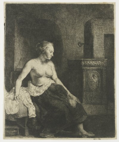 Kvinna som sitter halvklädd bredvid en spis av Rembrandt van Rijn