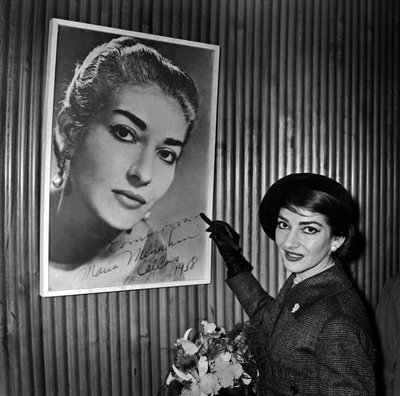 Sopranen Maria Callas signerar en av sina affischer på Orly Paris flygplats innan hon åker till Chicago 16 januari av René Saint Paul
