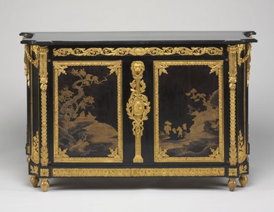 Byrå (Kommode), c.1765-1770 (ebenholtsfaner med paneler i japansk lack, fästen i förgylld brons och skiva i marmor) av Rene Dubois