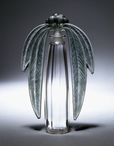 Bouchon Eucalyptus, nr 507, ca 1919 (klart, frostat och grönmålat glas) av Rene Jules Lalique