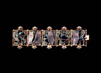 Armband med guld, glas, emalj och kalcedon ugglor och blad av Rene Jules Lalique