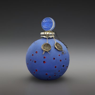 Dans la Nuit, flaska designad 1924, tillverkad ca 1930 (glas, emalj, papper, förgylld och metalltråd) av Rene Jules Lalique