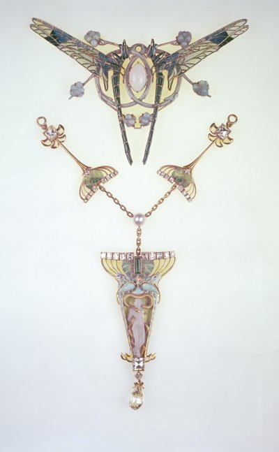 Hårprydnad av Lalique och hänge av Philippe Wolfers (1858-1929) av Rene Jules Lalique