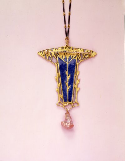Hängande brosch och kedja (emalj, elfenben, guld och pärla) av Rene Jules Lalique