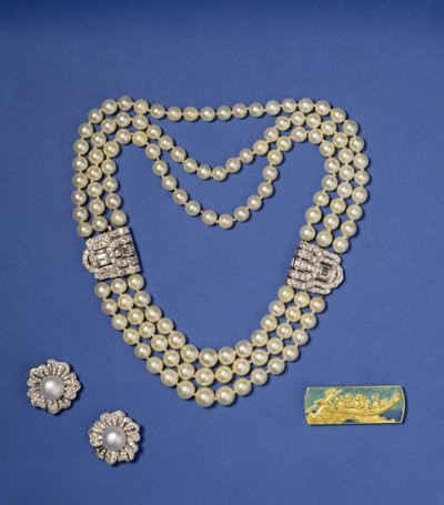Urval av pärlsmycken: treradigt pärlhalsband med diamantklämmor; boutonformade Southsea odlade pärlörhängen; guld- och emaljbrosch av Lalique, ca 1900 (pärla) av Rene Jules Lalique