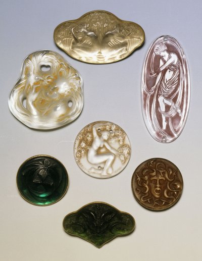 Olika glasbroscher, sigill och hängen av Rene Jules Lalique