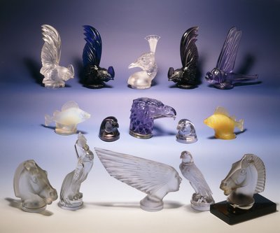 Olika glasbilsmaskotar (av fåglar, fiskar, hästar och ett människohuvud) av Rene Jules Lalique