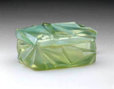 "Ruba Rombic" cigarettlåda, ca. 1929 (opaliserande glas) av Reuben Haley