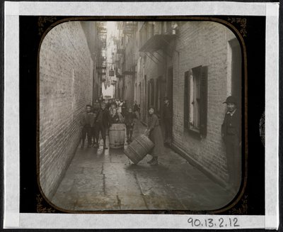 Gotham Court, 38 Cherry Street, ca 1890 (silvergelatintryck) av Richard Hoe Lawrence