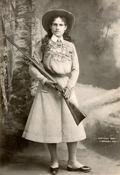 Annie Oakley med ett gevär av Richard Kyle Fox