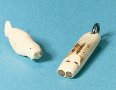 Modell av en valross och en visselpipa av Roald Engelbergt Gravning Amundsen