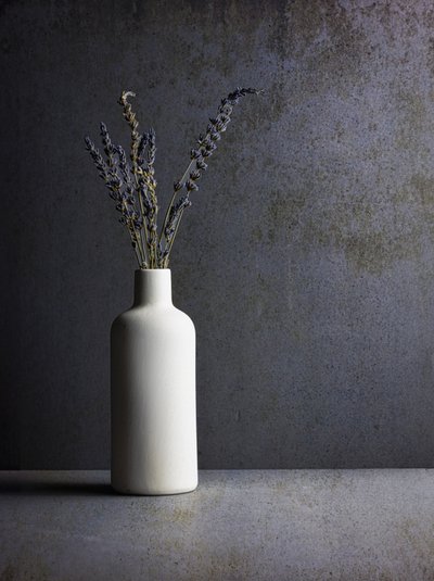Minimalistiskt lavendelstilleben av Rob Ryan