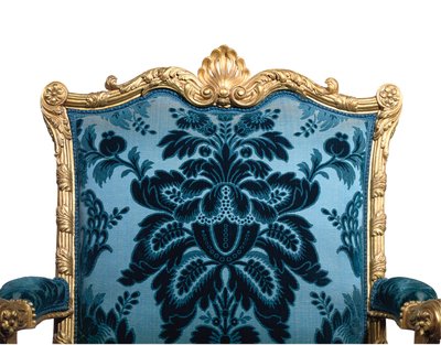 En av ett par George III fåtöljer i förgyllt trä av Robert Adam