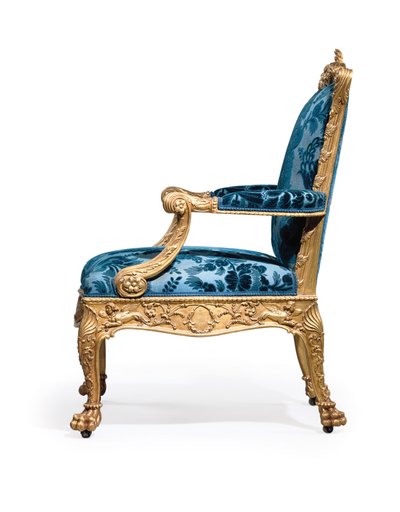 En av ett par George III fåtöljer i förgyllt trä av Robert Adam