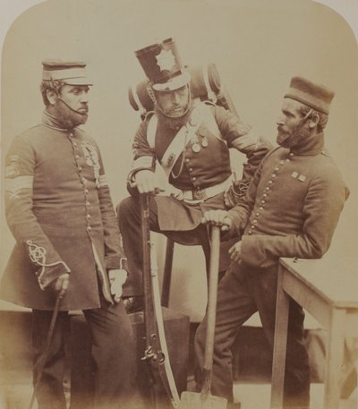 Färgsergeanter J. Stanton, Kester Knight och W. Bruce, Royal Sappers and Miners, 1856 (sepiafoto) av Robert Howlett