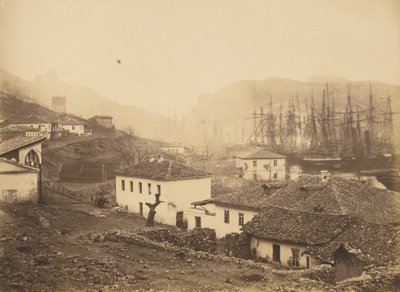 Balaklava, med utsikt mot havet. av Roger Fenton