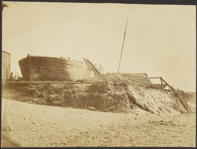 [Strandad båt] av Roger Fenton
