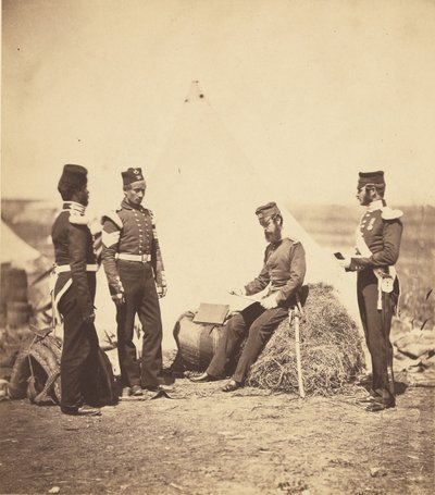 Kapten Walker från 30:e regementet läser allmänna order. av Roger Fenton