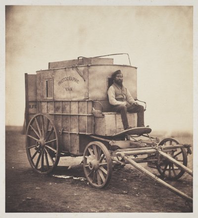 Fotografens skåpbil med Marcus Sparling på Krim, 1855 av Roger Fenton