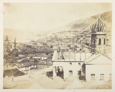 Den ryska kyrkan och staden Balaklava av Roger Fenton