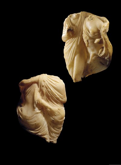 En grekisk-romersk marmordyad av Priapus som omfamnar en maenad av Roman