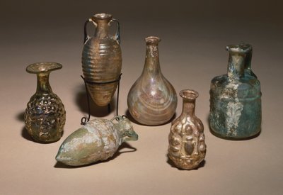 En grupp delikata romerska kosmetikaflaskor av blåst och formblåst glas, 1:a århundradet e.Kr. av Roman