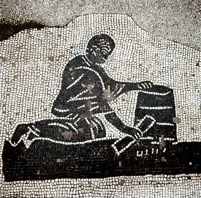 En arbetare som fyller en skäppa (mosaik av Roman