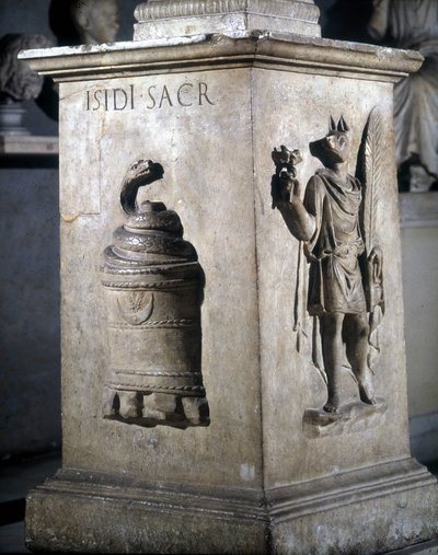 Altare tillägnat Isis. Vänster: mystisk sten med orm och höger: Anubis-Hermès. Orden "Iside Sacr" är ingraverade på ormen. 2:a århundradet. Musei Capitolini, Rom. av Roman