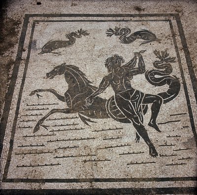 Forntida Ostia (Ostia). Place des Corporations. Mosaik av Sabratha Seafarers Corporation. En nymf och en marinhäst. av Roman