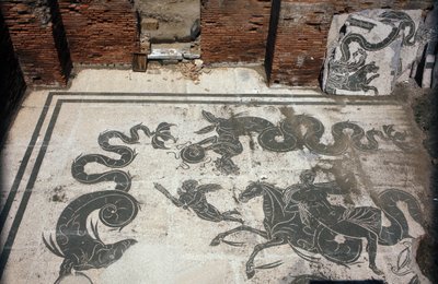 Forntida Ostia (Ostia). Place des Corporations. Mosaik av Sabratha Seafarers Corporation. Neptunus bad. av Roman