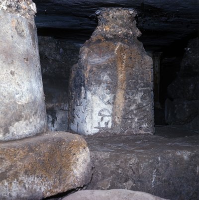 Antikens Rom, arkaisk period: tempel byggt under lapis niger (svart sten) i det romerska forumet och med en av de äldsta inskriptionerna på latin. 600-talet f.Kr. Italien av Roman