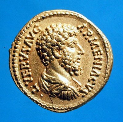 Aureus (framsidan) med bysten av Lucius Verus (161 e.Kr.-169 e.Kr.) draperad och kurasserad. (guld) Inskription: L VERVS AVG ARMENIACVS av Roman