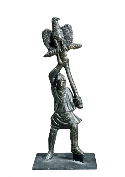 Bronsstatyett som representerar fanbärare, från Alba Fucens (Abruzzo-regionen, Italien) av Roman