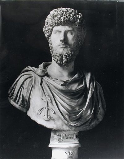 Byst av kejsar Lucius Verus (138-169 e.Kr.) (marmor) (s/v foto) av Roman