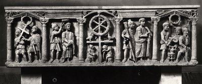 Kristen sarkofag dekorerad med scener av Kristi passion inklusive arresteringen och Kristus före Pontius Pilatus, från katakomberna i St. Domitilla (marmor) (s/v foto) av Roman