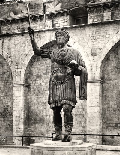 Kolossal staty möjligen av kejsar Valentinian I (321-375) kallad 