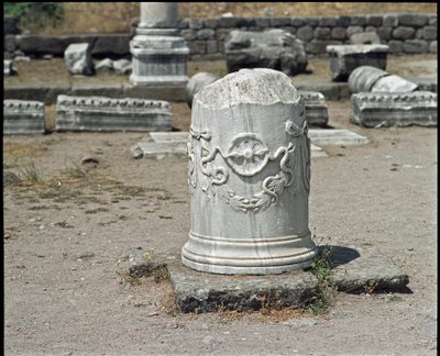 Kolonn dekorerad med symbolen för guden Asclepius. Asklepios helgedom (283 till 133 f.Kr.) av Roman