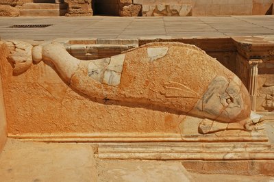 Delfinristning, basrelief på den romerska teaterns proscenium, Sabratha, Libyen, 200-talet e.Kr. av Roman