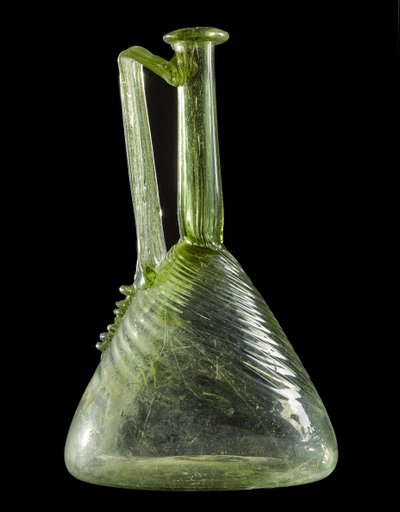 Flagon, från Brackenbraes, Turriff, Aberdeenshire (blåst grönt glas) av Roman