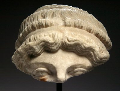Fragment av en staty (marmor) av Roman