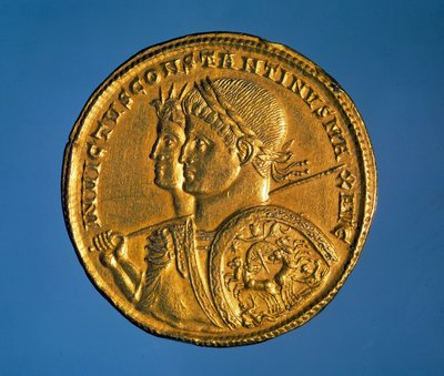 Solid guldmynt med kejsar Konstantin I den stores bild (280-337) av Roman
