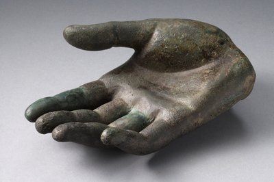 Hand (brons) av Roman