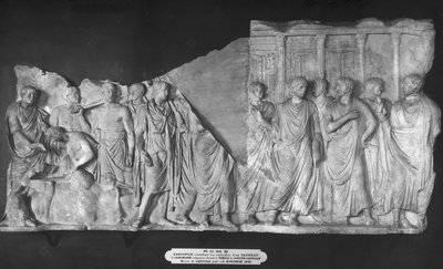 Haruspice konsulterar inälvorna i en tjur och en procession av senatorer utanför Jupiters tempel (marmor) (för detaljer se 261377 och 261378) av Roman