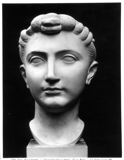 Chef för Julia (39BC-14AD), dotter till Augustus Emperor (marmor) (s/v foto) av Roman