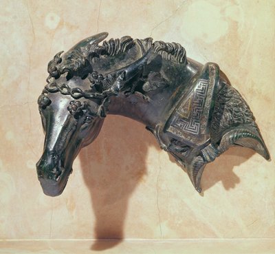 Huvud av en mula krönt med murgröna, prydnad från armstödet på en säng (brons) av Roman