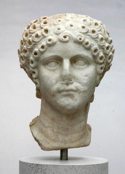 Huvudet på en kvinna, möjligen Agrippina Minor, ca 50 e.Kr. (marmor) av Roman